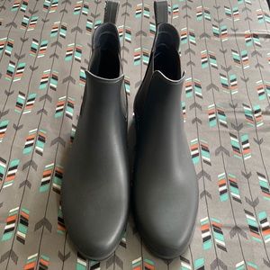 Women’s low cut rain boots size 8